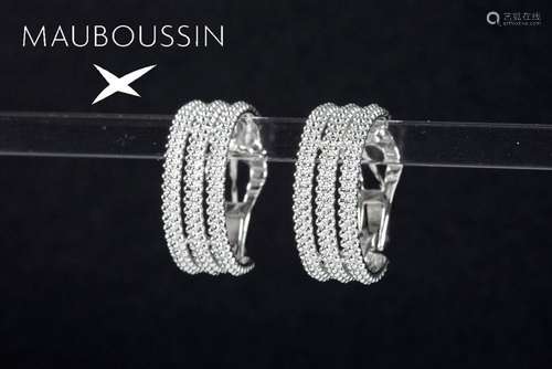 paire de boucles d'oreilles marquée Mauboussin en