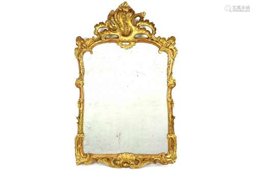 Miroir avec un cadre en bois doré et sculpté de st