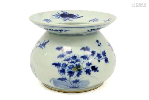crachoir chinois ancien en porcelaine à décor bleu
