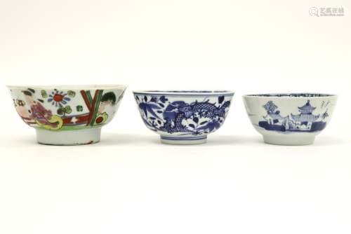 trois bols chinois en porcelaine, un à décor polyc