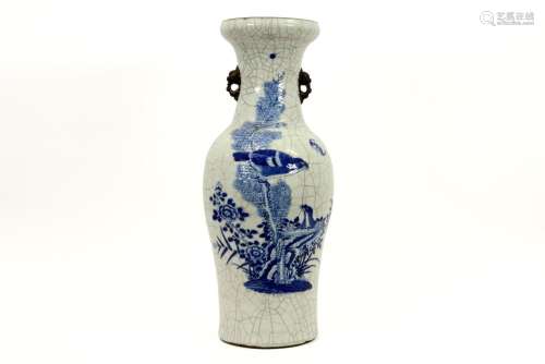 Vase chinois en porcelaine marquée à décor bleu-bl