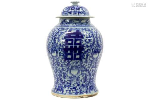 Ancien vase à couvercle en porcelaine de Chine à d