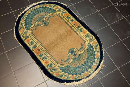 petit tapis ovale chinois ancien de Pékin en laine