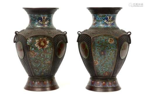 paire de vases japonais anciens en bronze marqué e