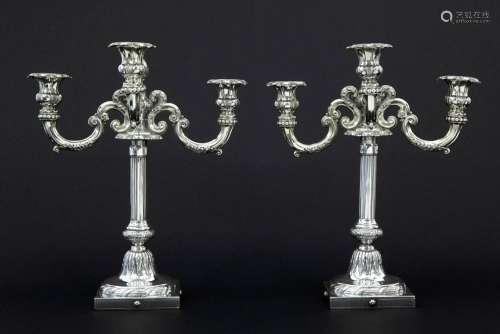 paire de candélabres anciens avec un pilier néocla