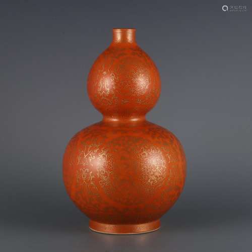 Gourd bottle with golden dragon pattern on alum red backgrou...