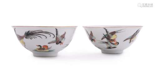 A pair of Chinese Famille Verte \'Bird studies\' bowls