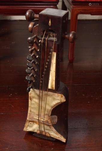 19TH-CENTURY INDIAN SARANGI STRING INSTRUMENT