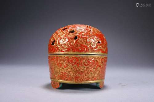 Clear alum red and gold-painted hollow aroma diffuser.