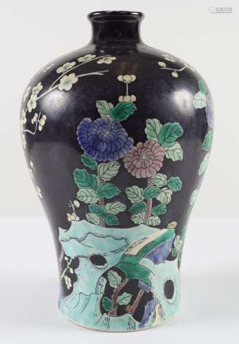 CHINESE QING PORCELAIN VASE