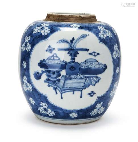 A CHINESE BLUE & WHITE JAR, KANGXI PERIOD (1662-1772)