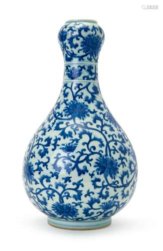 A CHINESE BLUE & WHITE GARLIC VASE, KANGXI PERIOD (1662-...