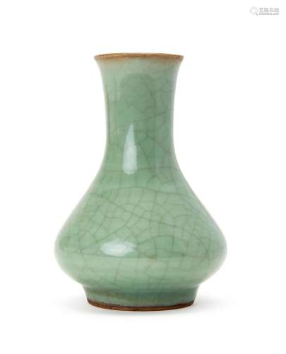 A CHINESE GE TYPE CRACKLE CELADON BOTTLE VASE, 18TH CENTURY,...