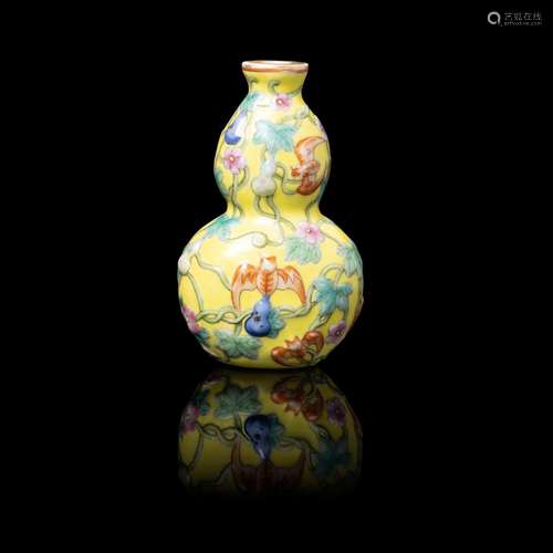 FAMILLE ROSE DOUBLE-GOURD SNUFF BOTTLE QING DYNASTY, QIANLON...