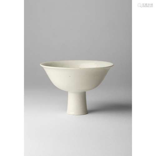 WHITE-GLAZED ANHUA-DECORATED 'DRAGON' STEM BOWL YONGLE MARK