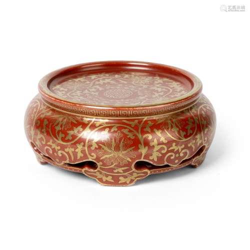 GILT-DECORATED CORAL-RED-GROUND STAND QING DYNASTY, 19TH CEN...