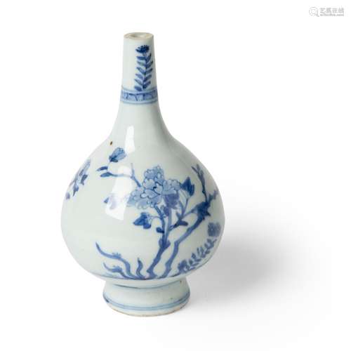 BLUE AND WHITE ‘FLORAL’ WATER SPRINKLER QING DYNASTY, 18TH C...