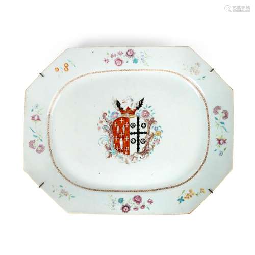 EXPORT FAMILLE ROSE ARMORIAL PLATTER QING DYNASTY, 18TH CENT...