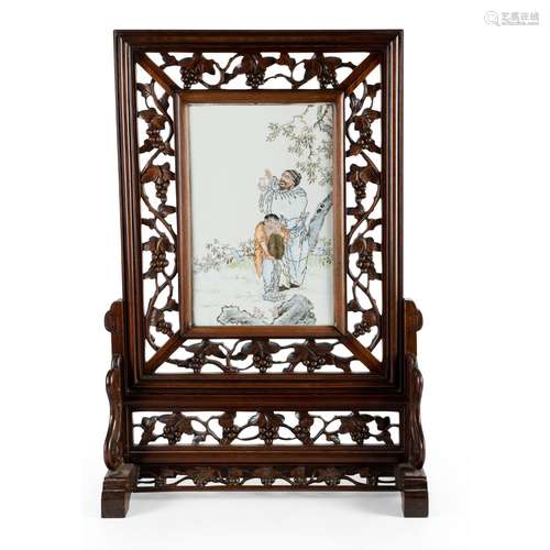 TABLE SCREEN WITH FAMILLE ROSE PORCELAIN PLAQUE OF WANG QI S...