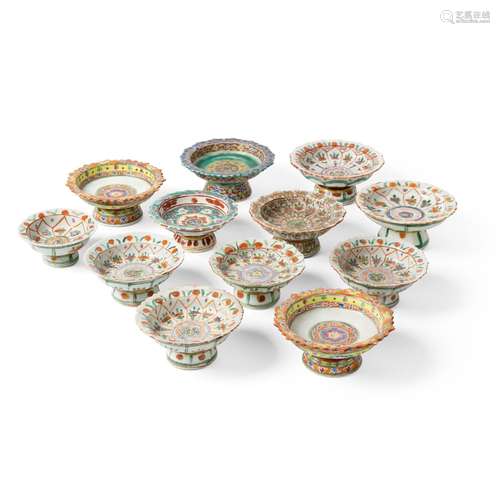 GROUP OF TWELVE FAMILLE ROSE BENJARONG STEM DISHES QING DYNA...