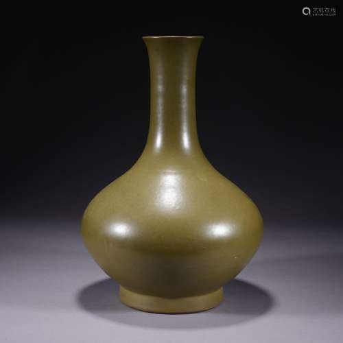 A teadust-glazed vase