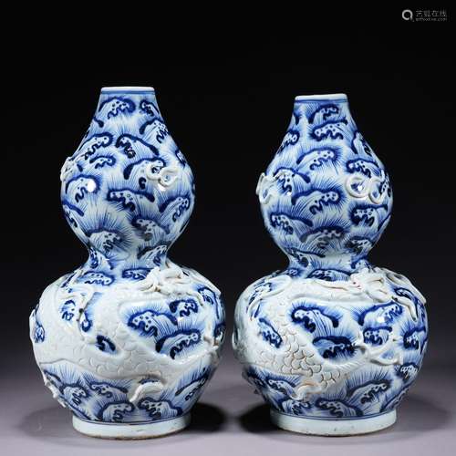 A pair of blue and white 'drgaon' gourd-shaped vase