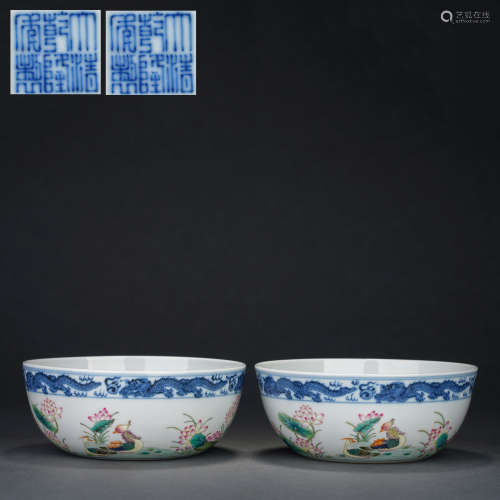 Qing Dynasty A Pair of Blue and White Dragon-pattern Famille...