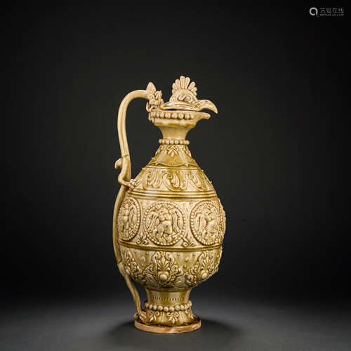 Before the Ming Dynasty, a celadon wrestler chicken head hol...