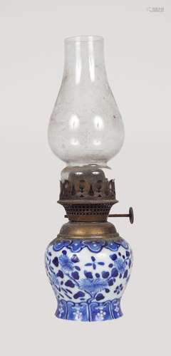 CHINESE QING BLUE AND WHITE TABLE LAMP