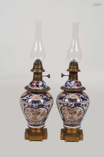 PR 19TH-CENTURY JAPANESE IMARI STEMMED OIL LAMPS