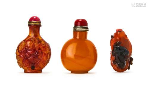 THREE CHINESE SNUFF BOTTLES, QING DYNASTY (1644-1911)