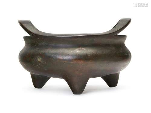 A CHINESE BRONZE TRIPOD CENSER, 17TH/18TH CENTURY