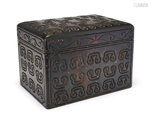 A CHINESE ENGRAVED BOX, QING DYNASTY (1644-1911)