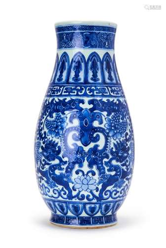 A CHINESE BLUE & WHITE "ARCHAIC" FORM VASE, QI...