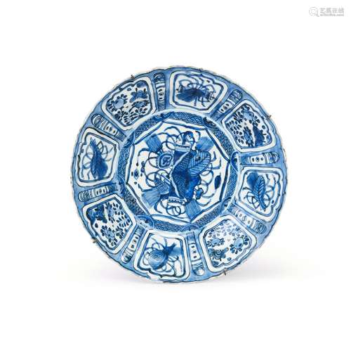 A CHINESE BLUE & WHITE PLATE, WANLI PERIOD (1573-1620)