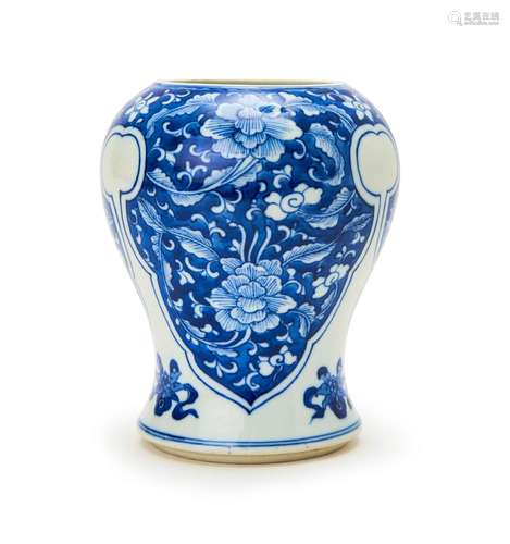 A CHINESE BLUE & WHITE VASE, KANGXI PERIOD (1662-1722)