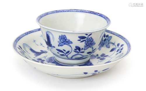 A CHINESE BLUE & WHITE TEA BOWL & DISH, PROBABLY KAN...