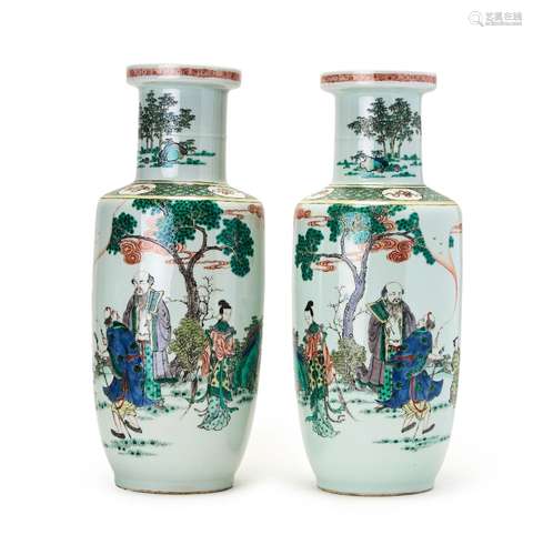 A PAIR OF CHINESE FAMILLE VERTE FIGURAL ROULEAU VASES, QING ...