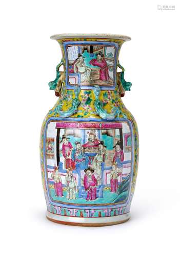 A CHINESE FAMILLE ROSE VASE, QING DYNASTY (1644-1911)