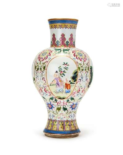 A CHINESE FAMILLE ROSE VASE, QING DYNASTY (1644-1911)