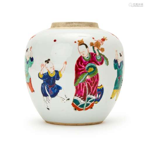 A CHINESE FAMILLE ROSE JAR, QING DYNASTY (1644-1911)