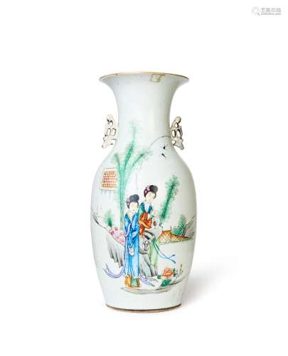 A LARGE CHINESE FAMILLE ROSE VASE, REPUBLIC PERIOD