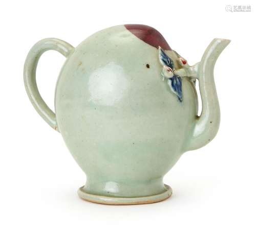 A CHINESE PEACH SHAPED CADOGAN WINE POT, QING DYNASTY (1644-...