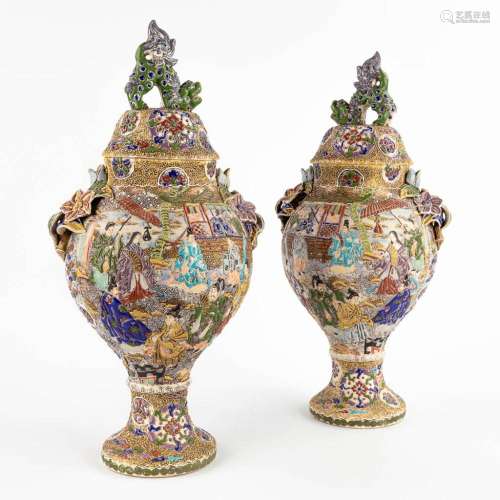 A pair of Japanese vases with lid, polychrome faience, 20th ...
