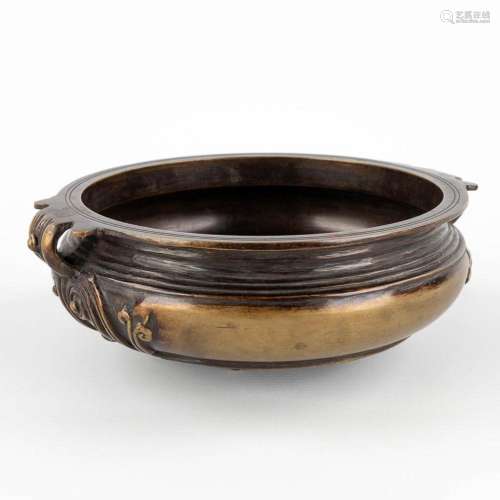 An antique Oriental bowl, bronze. (D:22 x W:26 x H:9 cm)