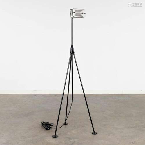 A halogen lamp mounted on a tripod. Circa 1980. (D:42 x W:42...