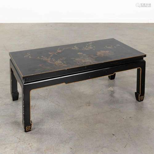 A coffee table with Chinoiserie decor of fauna and flora. 20...