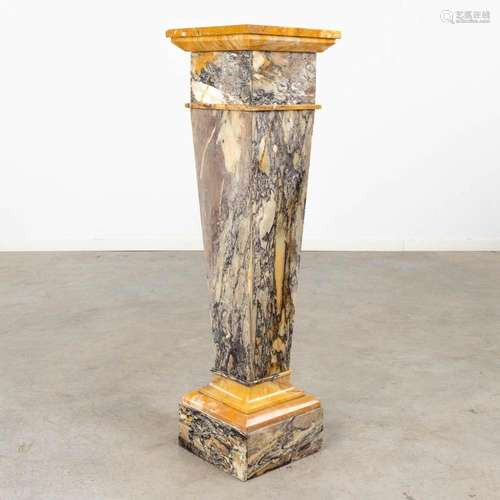 A marble pedestal, circa 1900. (D:30 x W:30 x H:105 cm)