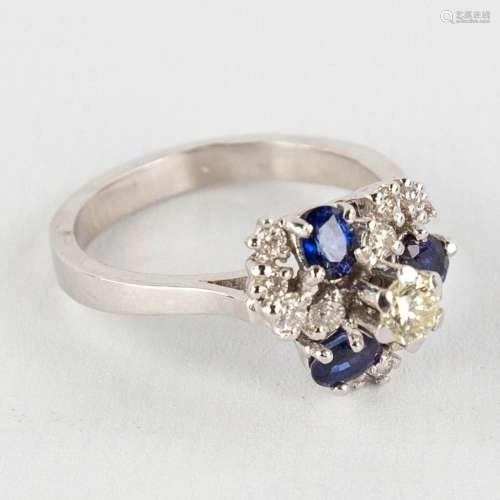 A ring, 18kt white gold with sapphires, appr. 0,67ct and dia...