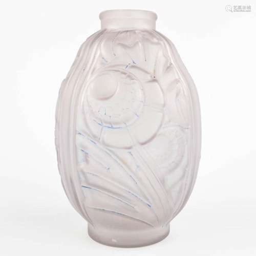 Scailmont, a glass vase, art deco. (H:28 x D:18 cm)